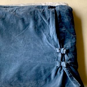 Bed skirt for queen bed, in great condition.